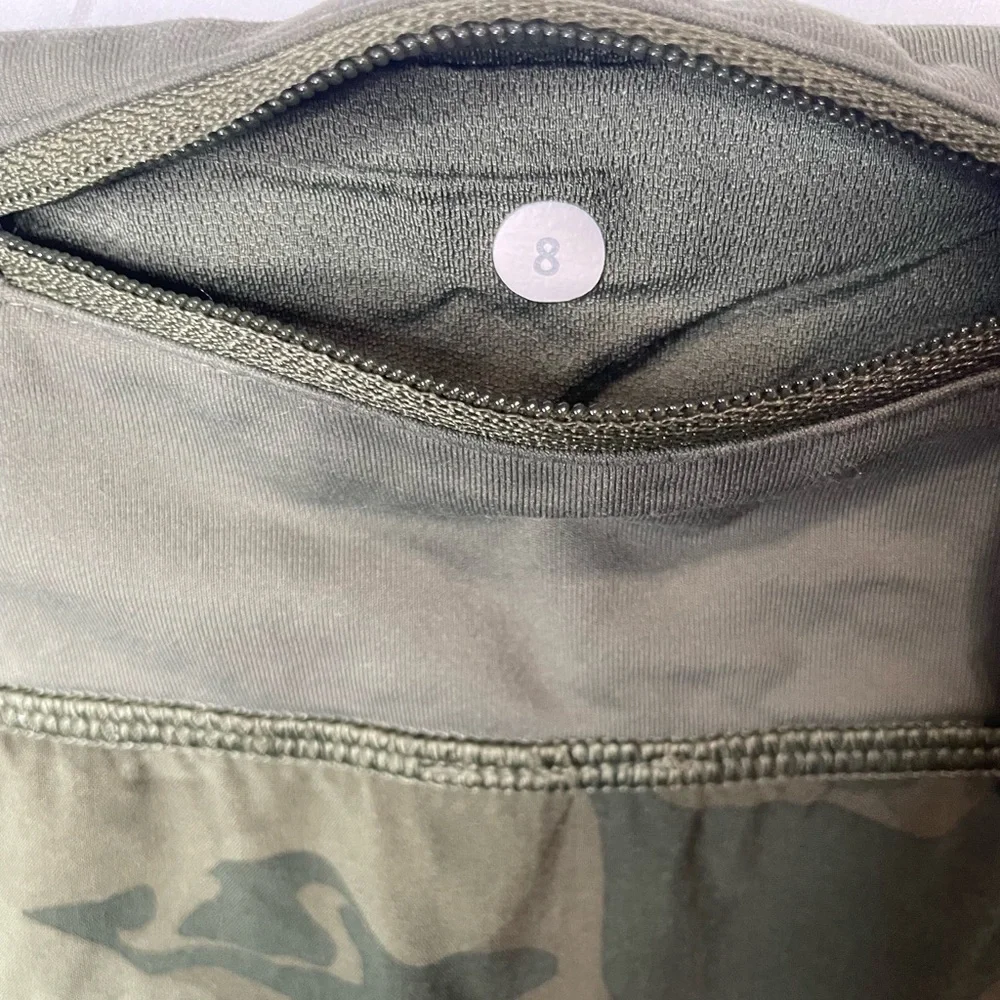 Lululemon Speed Shorts Savasana Camo Fatigue Green, Size 8 - Picture 3 of 4